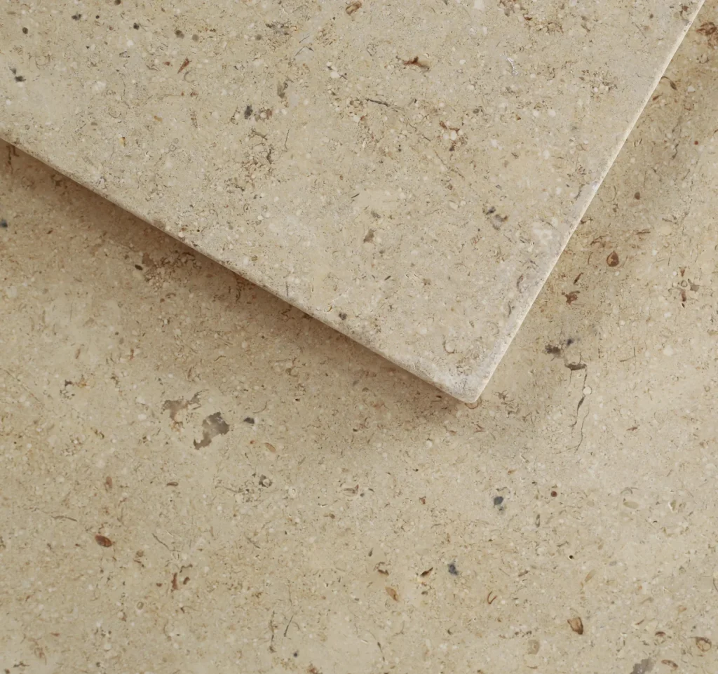 imperial gold tumbled hond scaled 1.webp